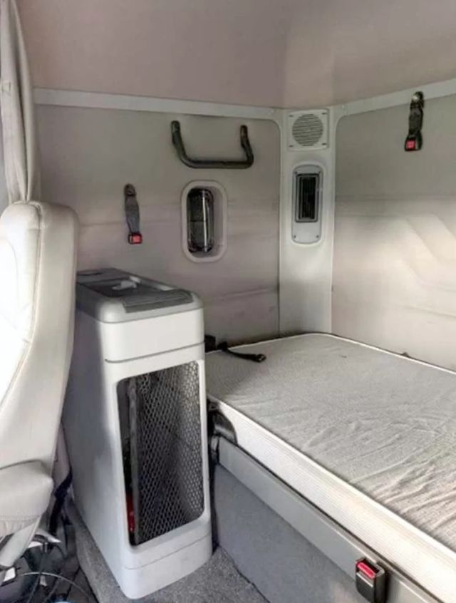 Мобільний командний пункт ФБР на базі вантажівки Freightliner Argosy виставили на торги - фото 495620