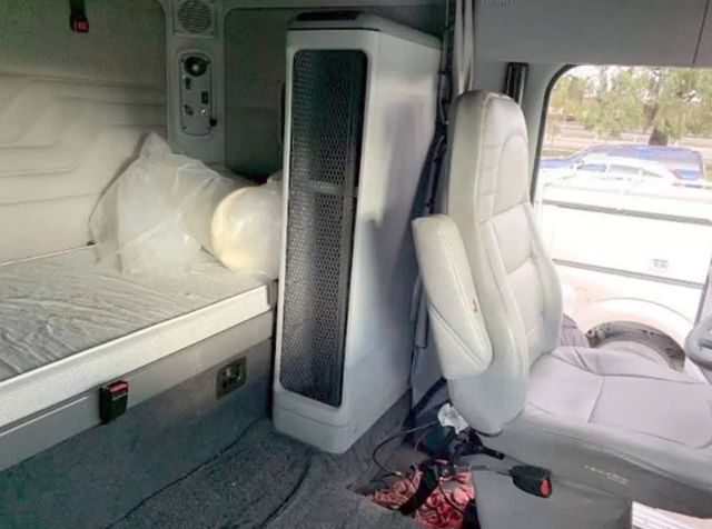 Мобільний командний пункт ФБР на базі вантажівки Freightliner Argosy виставили на торги - фото 495622