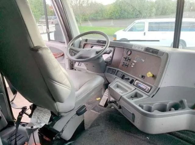 Мобільний командний пункт ФБР на базі вантажівки Freightliner Argosy виставили на торги - фото 495623