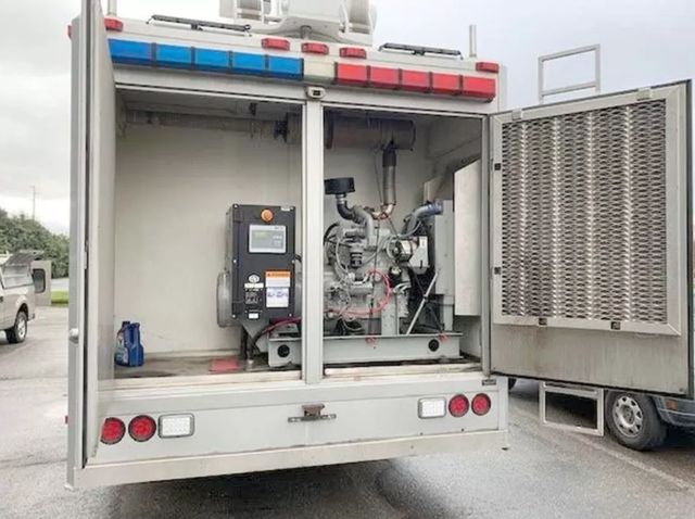 Мобільний командний пункт ФБР на базі вантажівки Freightliner Argosy виставили на торги - фото 495624