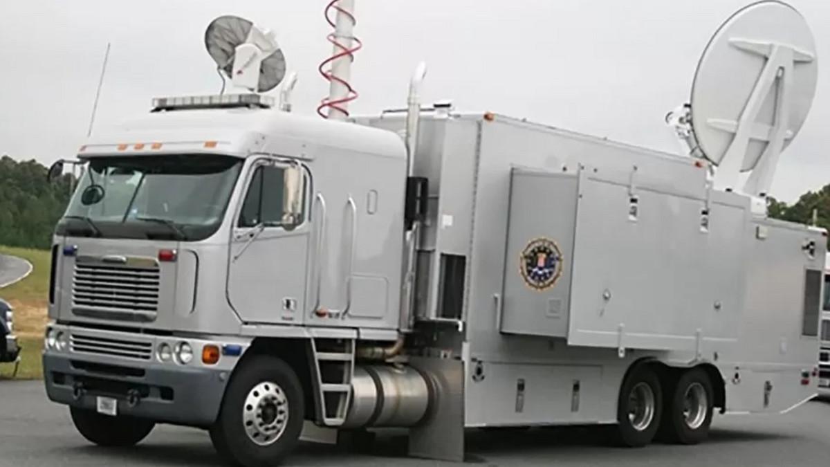 Мобільний командний пункт ФБР на базі вантажівки Freightliner Argosy виставили на торги - фото 1