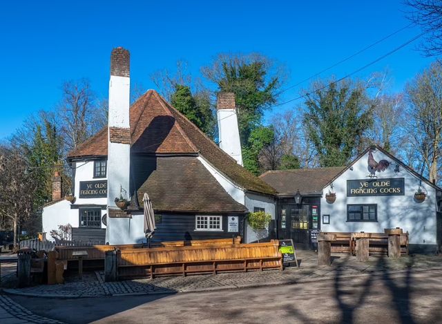 В Англії через пандемію закрився найстаріший паб країни, який працював 1229 років - фото 495635