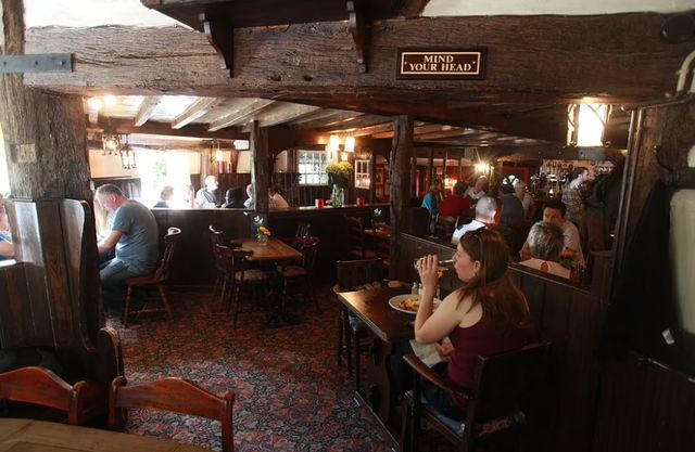 В Англії через пандемію закрився найстаріший паб країни, який працював 1229 років - фото 495636