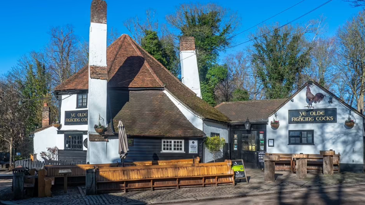 В Англії через пандемію закрився найстаріший паб країни, який працював 1229 років