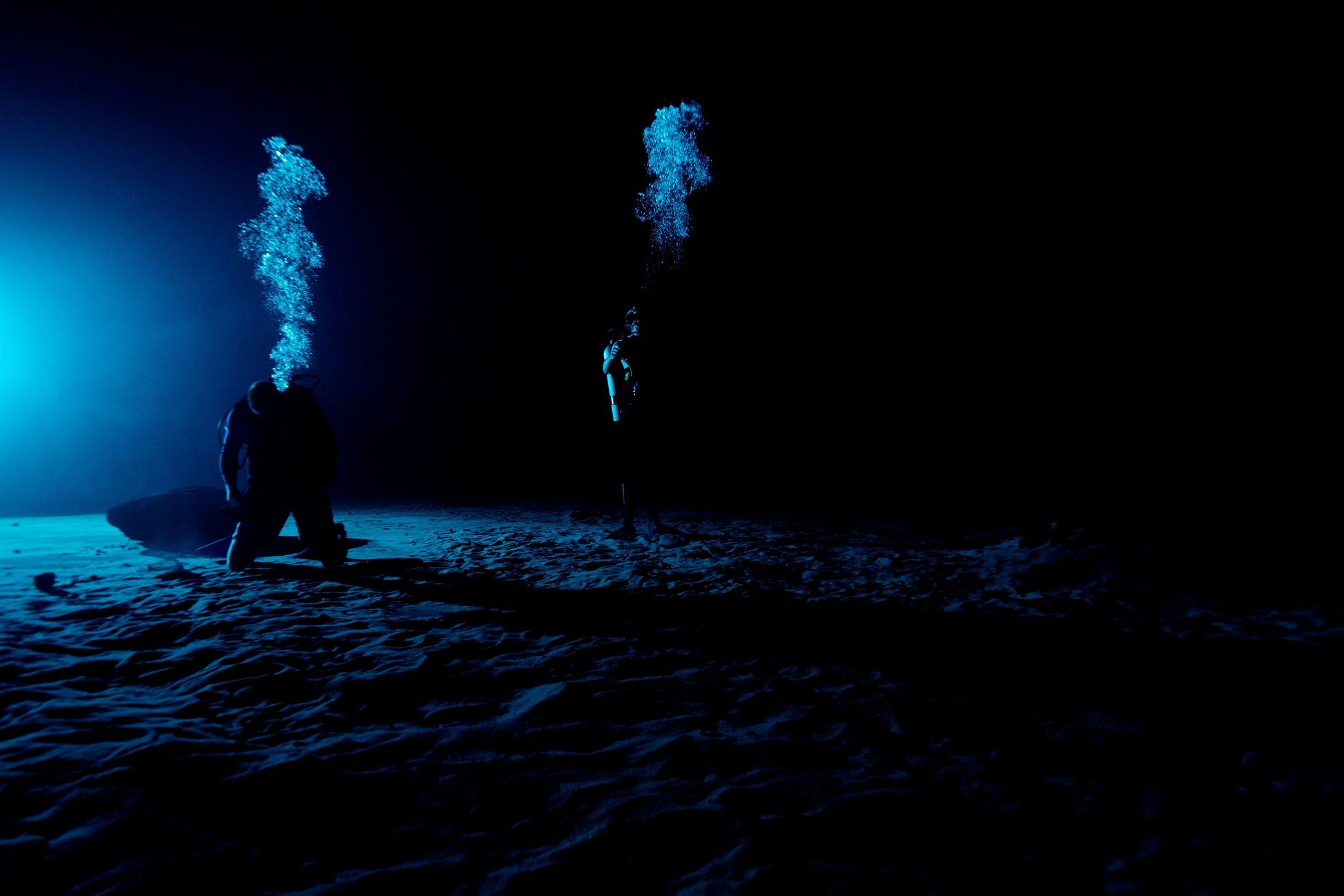 На фото показали, як астронавти NASA тренуються під водою