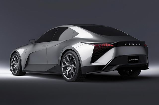 Lexus показав електричного спадкоємця популярного седана IS - фото 495832