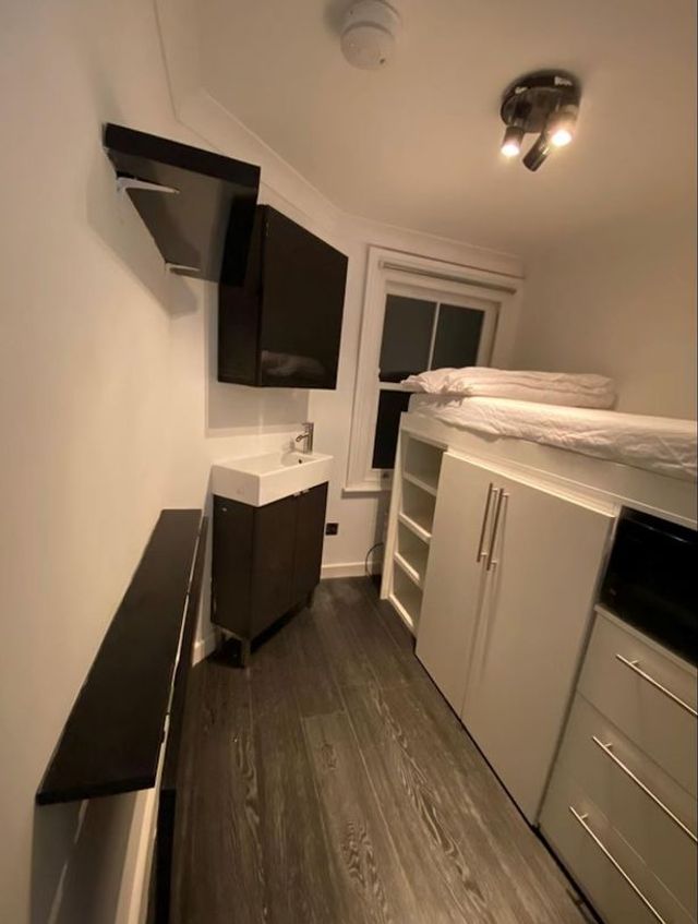 У Лондоні продають крихітну квартиру: її площу порівнюють з розмірами ванної кімнати - фото 496164