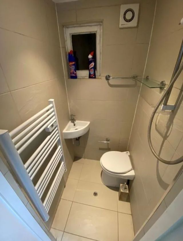 У Лондоні продають крихітну квартиру: її площу порівнюють з розмірами ванної кімнати - фото 496166