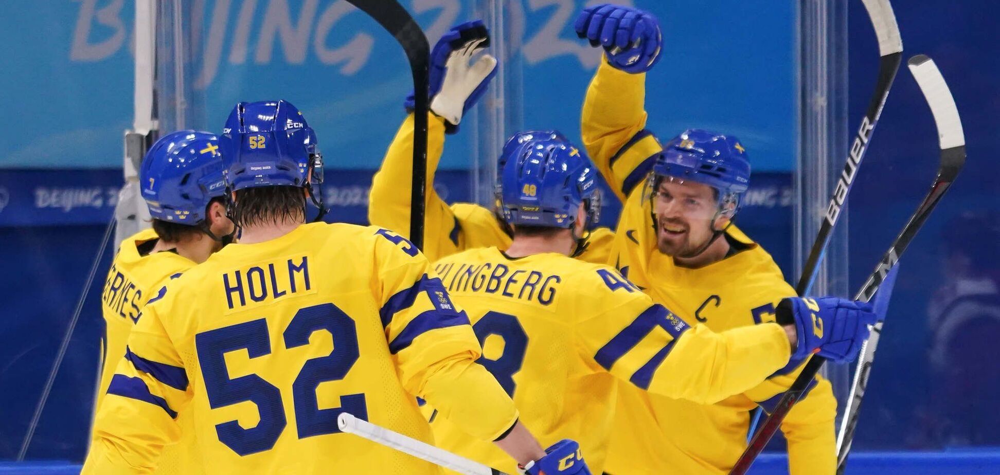 Курйоз дня: хокеїст вправно відбив шайбу головою у матчі Олімпіади-2022