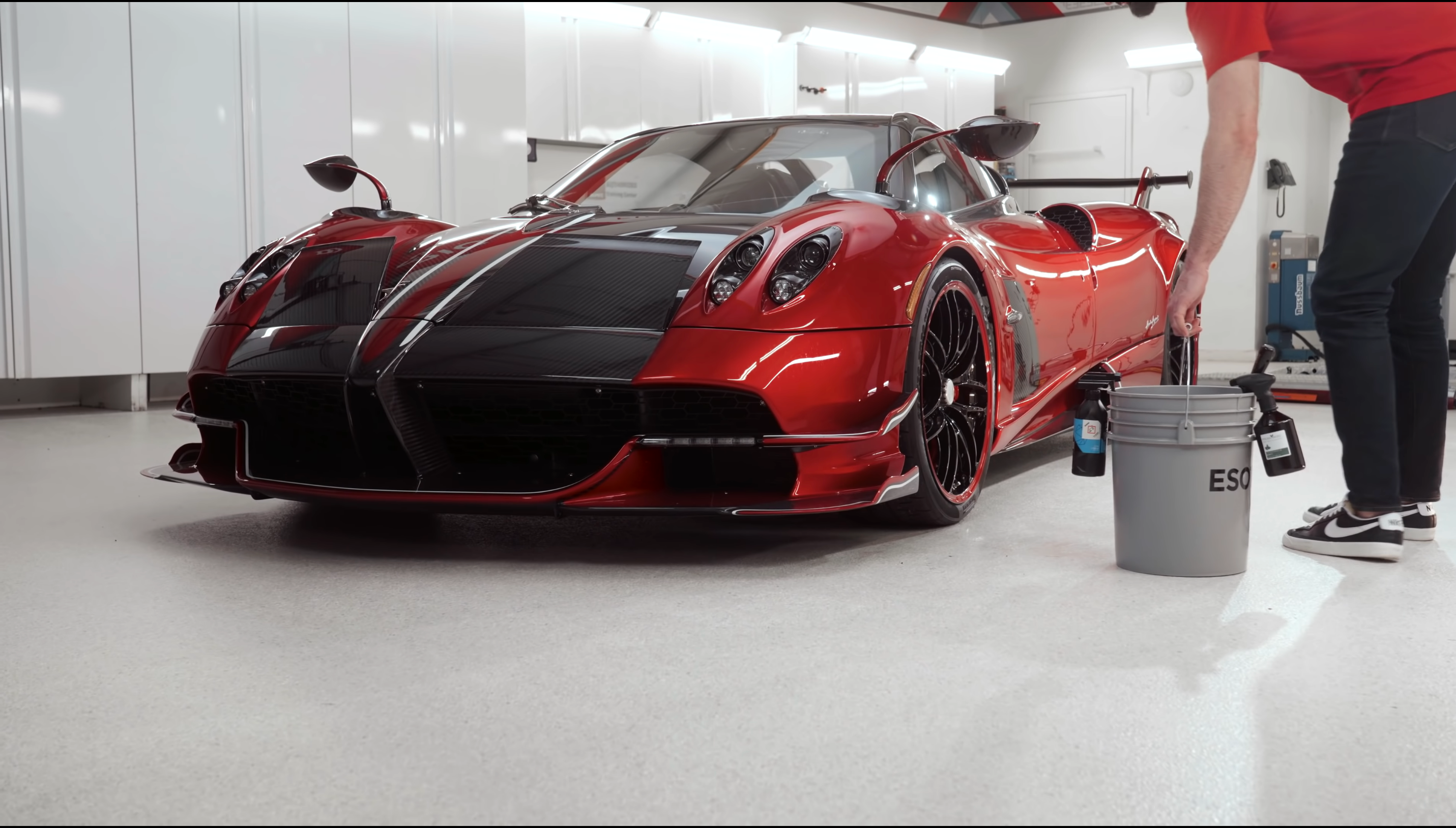 Дивіться, як миють гіперкар Pagani Huayra за 4,5 мільйона доларів