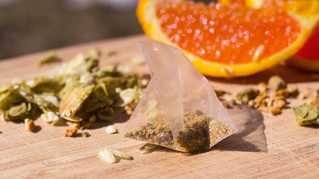 Медики нагадали про небезпеку чаю в пакетиках - фото 496290