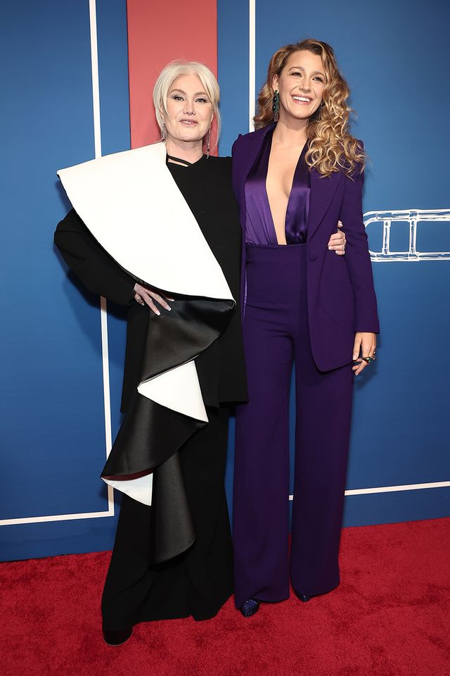 Блейк Лайвлі вийшла у світ в ідеальному костюмі з глибоким декольте - фото 496294