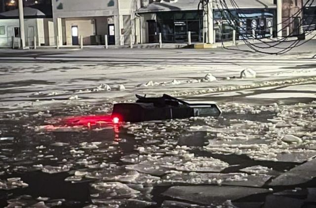 Переплутав річку з дорогою: у США чоловік втопив свій новенький Ford Bronco - фото 496402