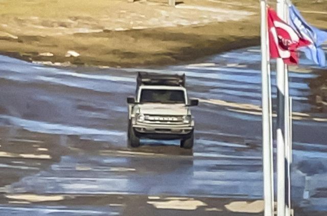 Переплутав річку з дорогою: у США чоловік втопив свій новенький Ford Bronco - фото 496403