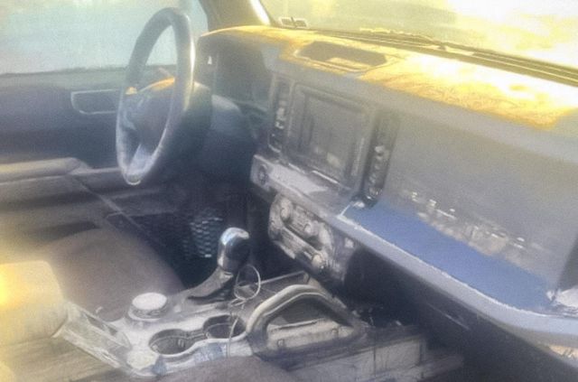 Переплутав річку з дорогою: у США чоловік втопив свій новенький Ford Bronco - фото 496404