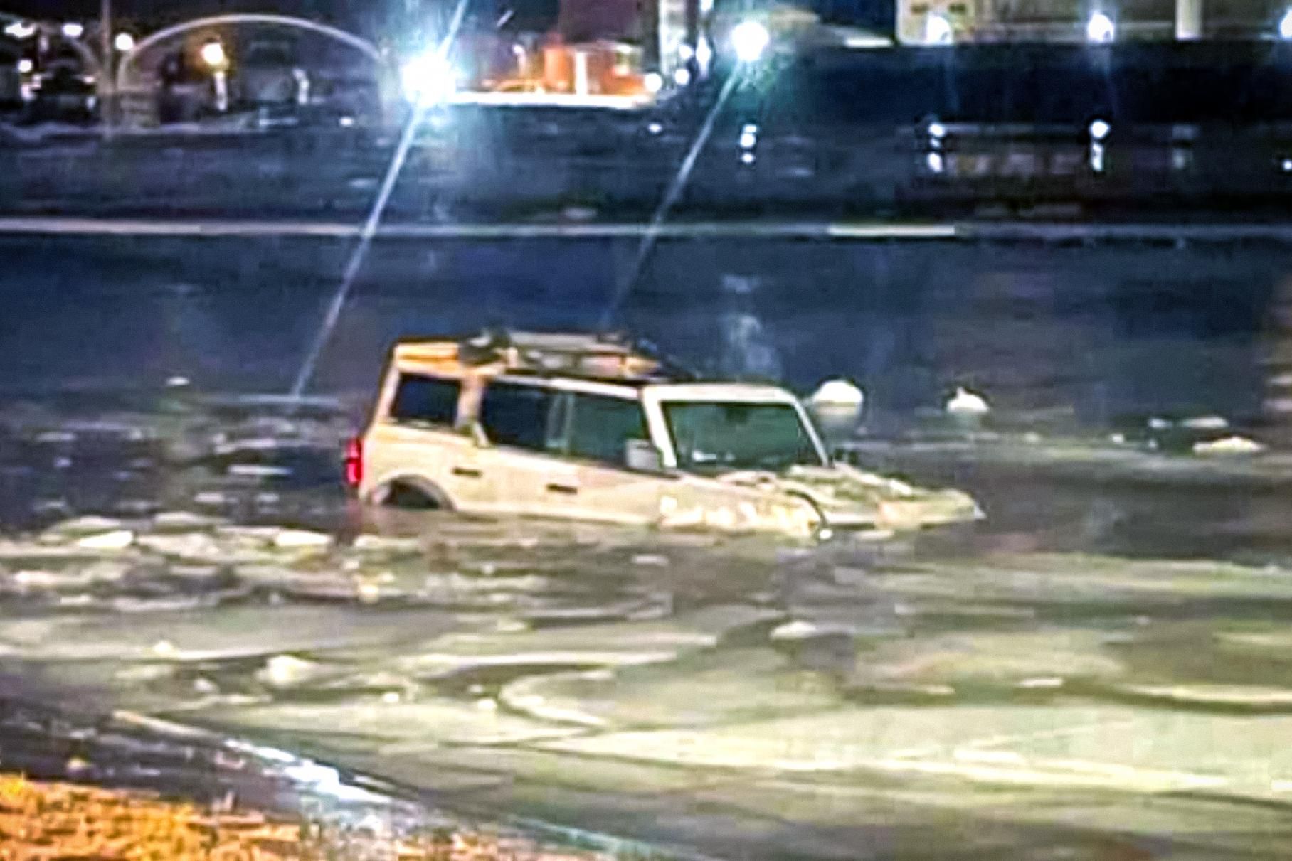 Переплутав річку з дорогою: у США чоловік втопив свій новенький Ford Bronco