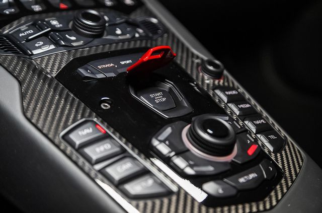 Рідкісний Lamborghini Aventador без пробігу пустили з молотка: його ціна вражає - фото 496419