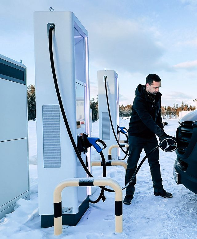 Mercedes-Benz показав тизер нового електричного Sprinter - фото 496468