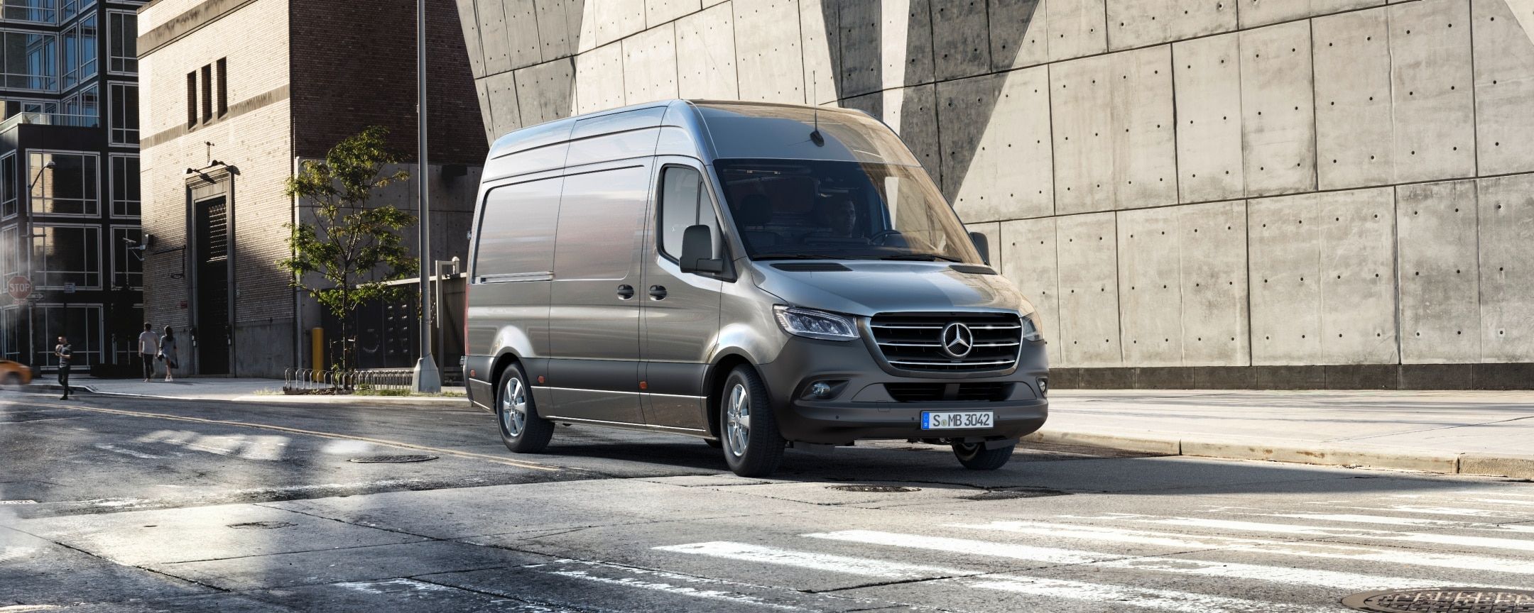 Mercedes-Benz уже тестує електричну версію Sprinter - фото 1