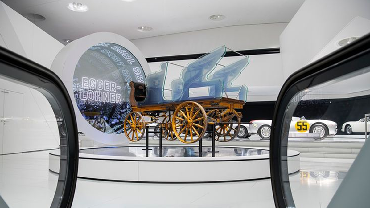 Найстаріший електромобіль Porsche показали публіці: фото 123-річної машини