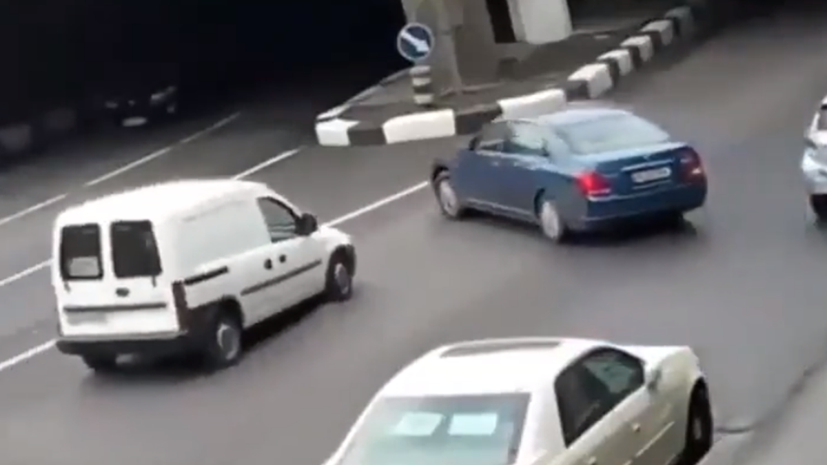 Дивіться, як через невдале паралельне паркування водій розбив 4 авто: епічне відео аварії