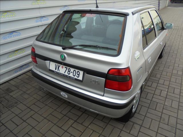 Капсула часу: Skoda Felicia з 2000 року виставили на продаж за кругленьку суму - фото 496652