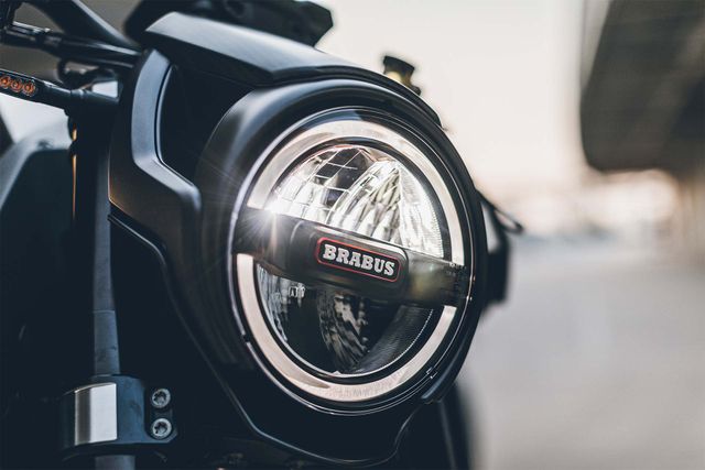 Майстри з Brabus показали перший тюнінгований мотоцикл в історії ательє - фото 496733