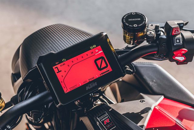 Майстри з Brabus показали перший тюнінгований мотоцикл в історії ательє - фото 496734