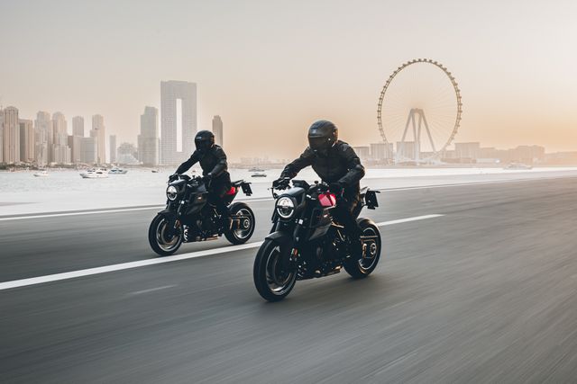 Майстри з Brabus показали перший тюнінгований мотоцикл в історії ательє - фото 496735