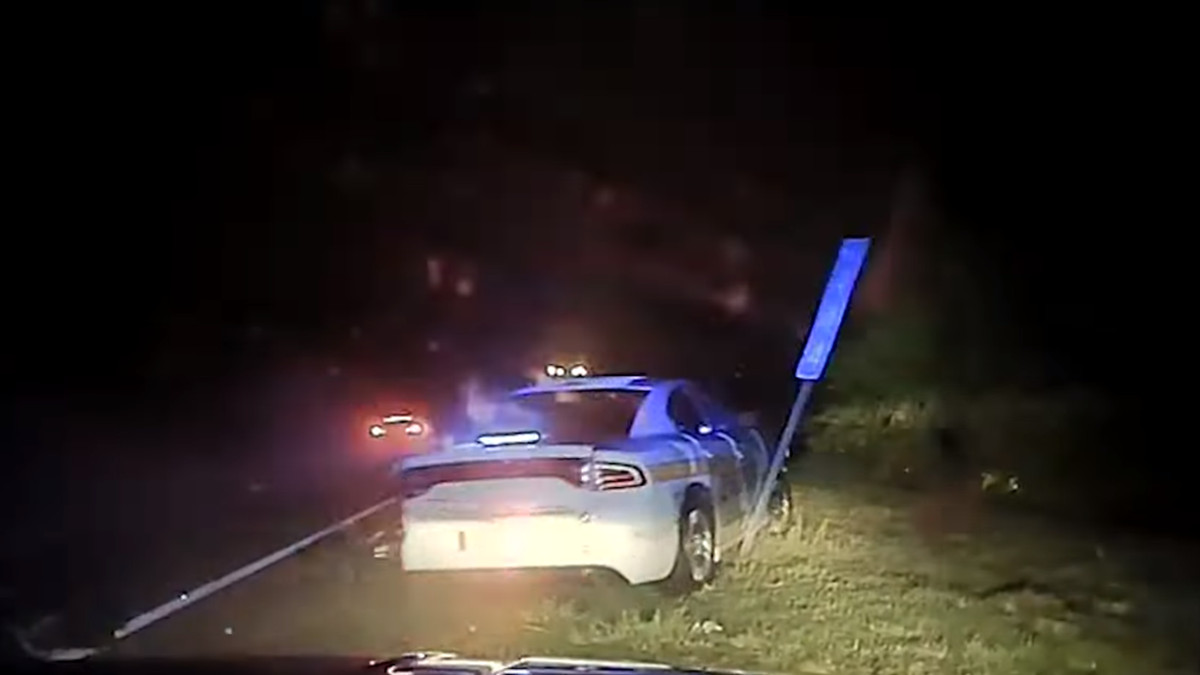 Tesla на автопілоті протаранила поліцейську машину: відео моменту аварії - фото 1