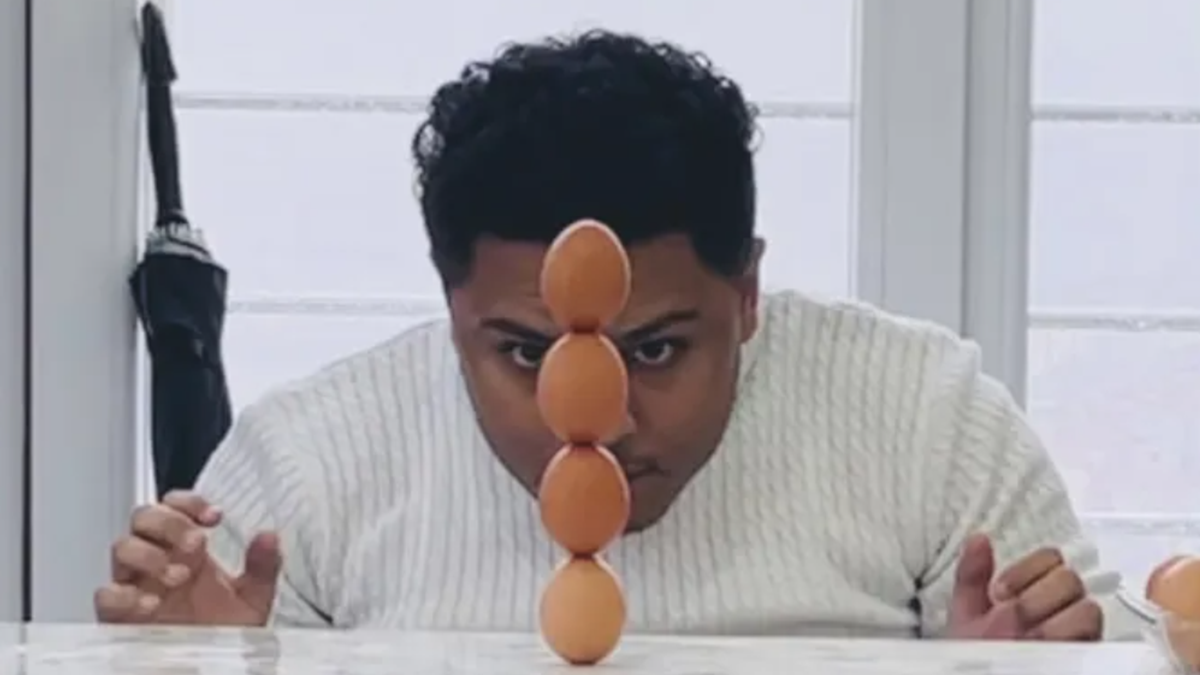 Чоловік побудував піраміду з яєць і потрапив до Книги рекордів Гіннеса