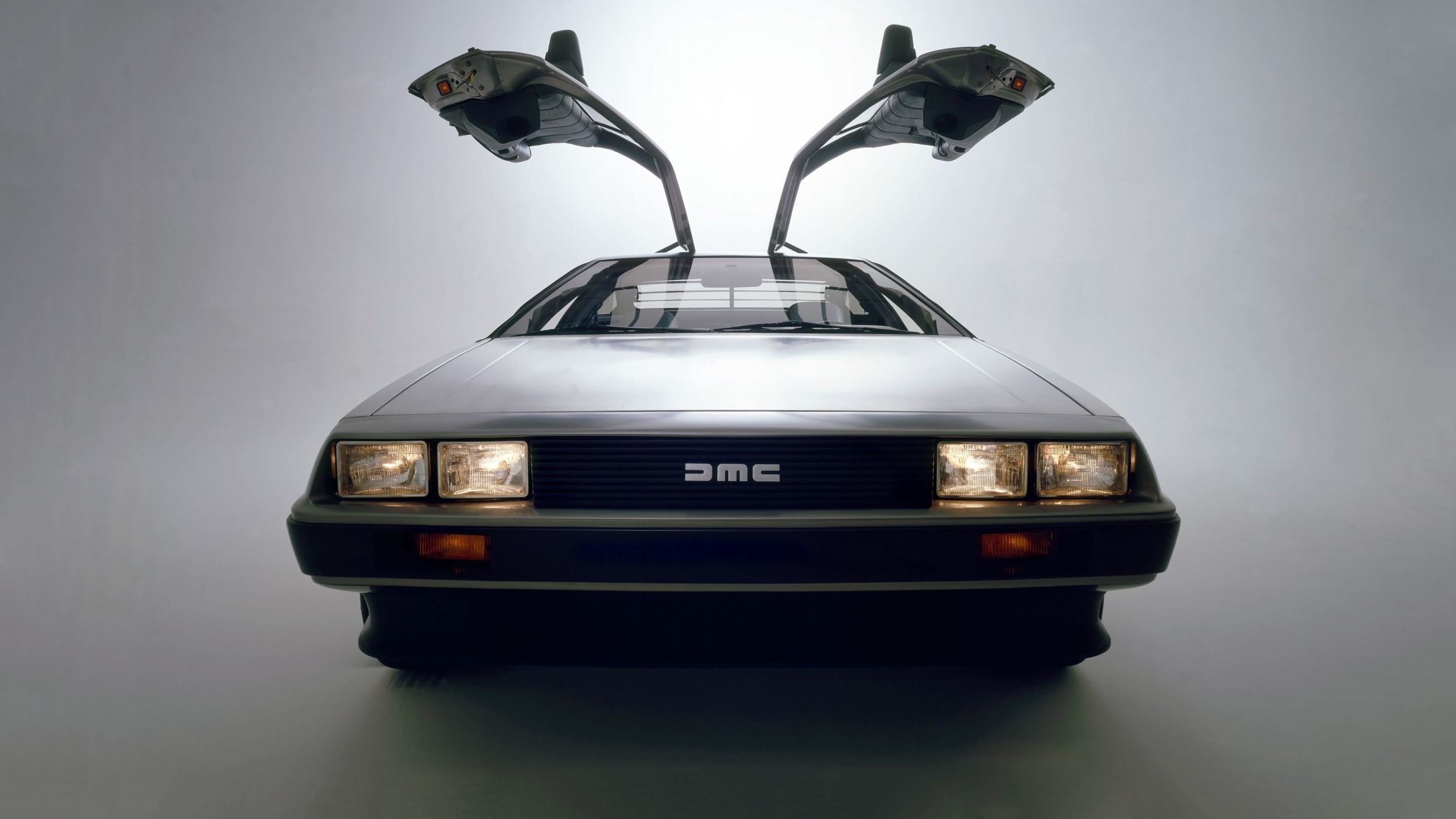 У мережі розповіли, коли покажуть спадкоємця легендарного DeLorean DMC-12