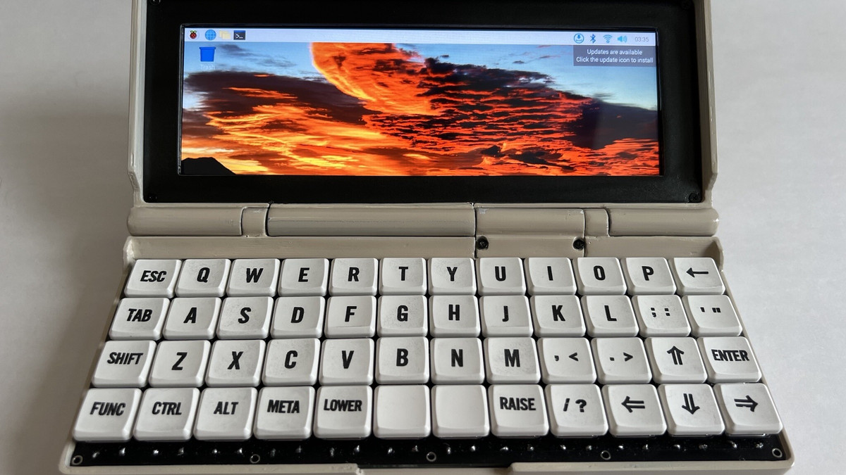 Інженер власноруч зібрав ноутбук з механічною клавіатурою та сенсорним екраном - фото 1