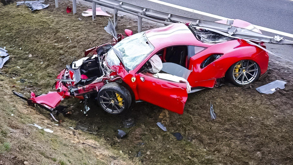 У Польщі розбили Ferrari за 330 тисяч доларів: фото епічної аварії - фото 1