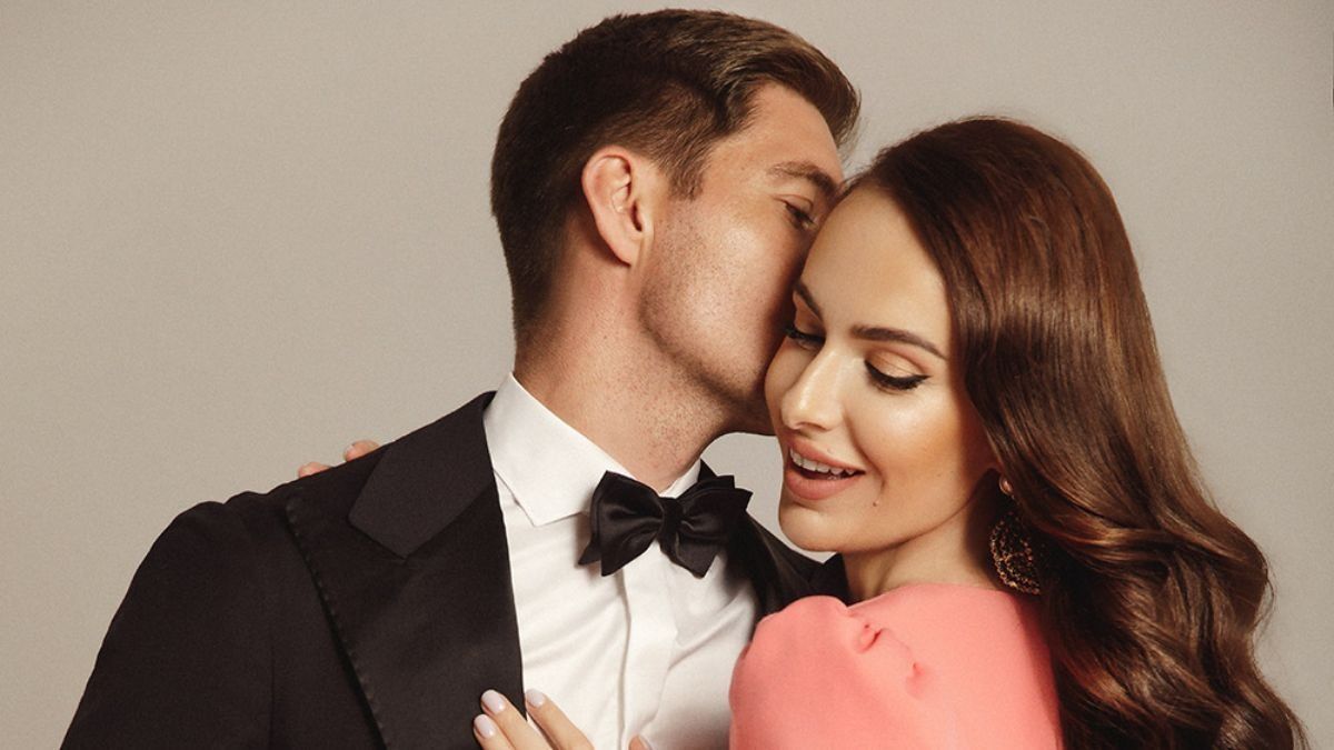 Дружина українського телеведучого показала засмагле тіло у бікіні