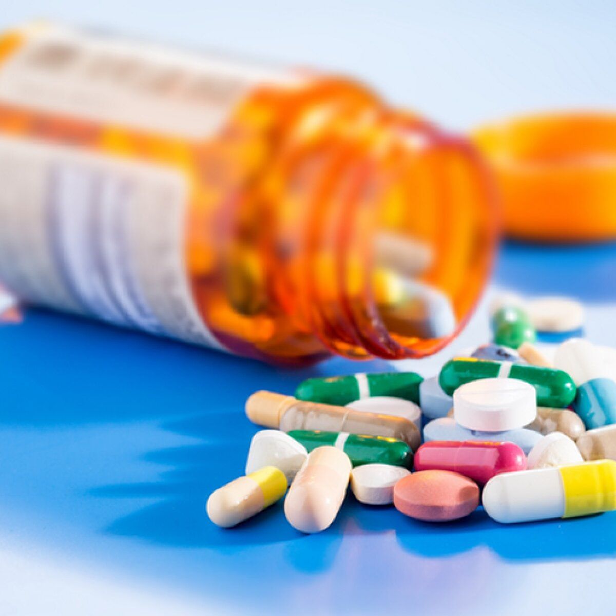 Лікарі нагадали, якими напоями не варто запивати пігулки