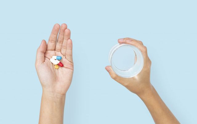 Якими напоями не варто запивати пігулки- фото 497194