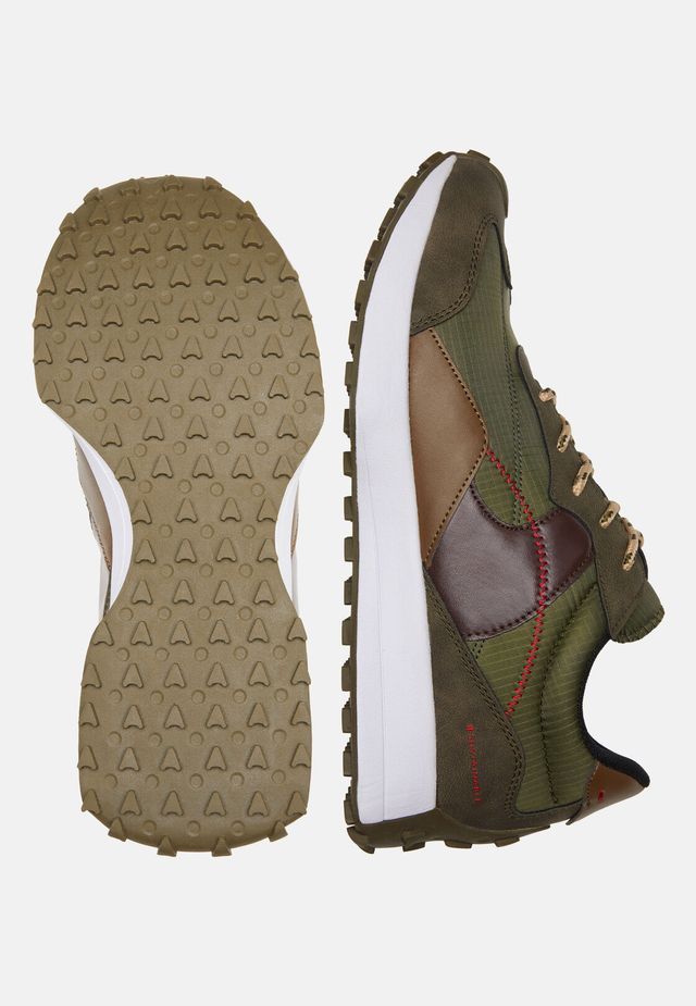 Італійський бренд випустив екологічні кросівки, переробивши 8 пластикових пляшок - фото 497287