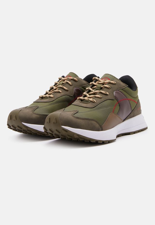 Італійський бренд випустив екологічні кросівки, переробивши 8 пластикових пляшок - фото 497288