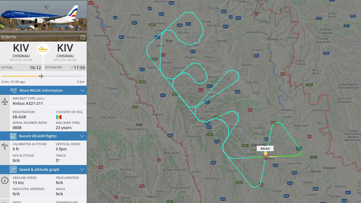 Пілот літака "написав" у небі біля кордону з Україною слово "Relax": фотофакт - фото 1
