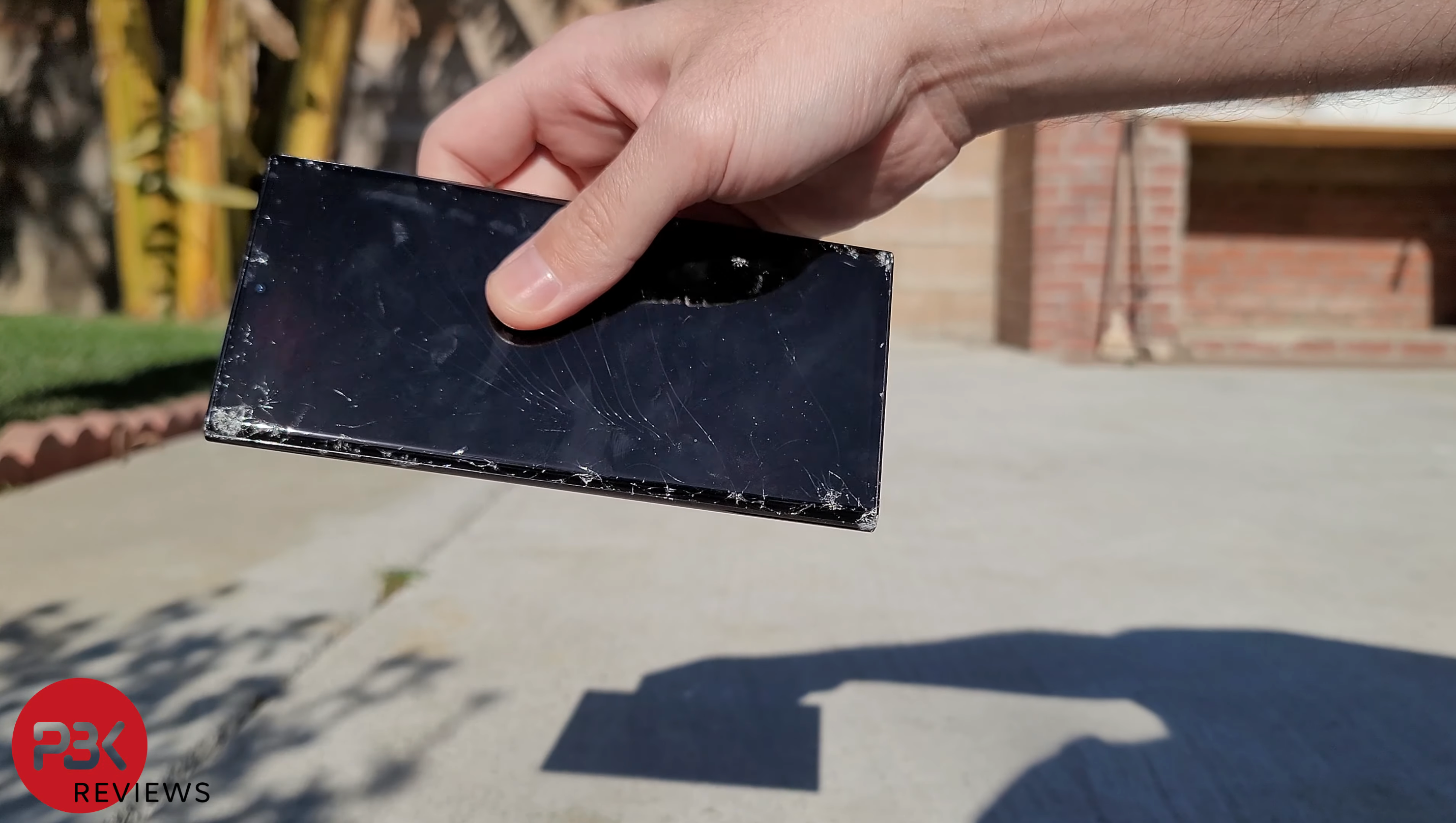 Падіння може не пережити: блогери перевірили на міцність Samsung Galaxy S22 Ultra