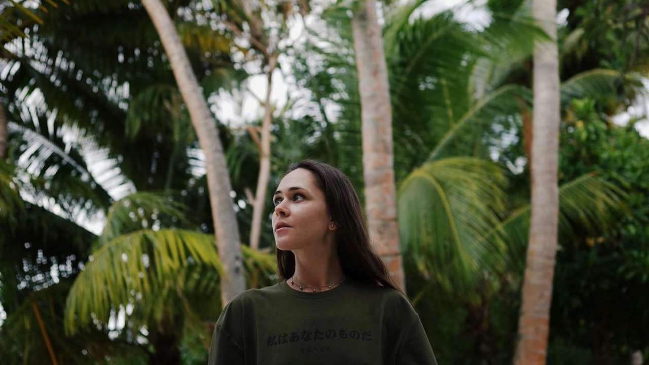 "Дуже подобається третє фото!": Юлія Саніна показала фігуру у зебровому бікіні