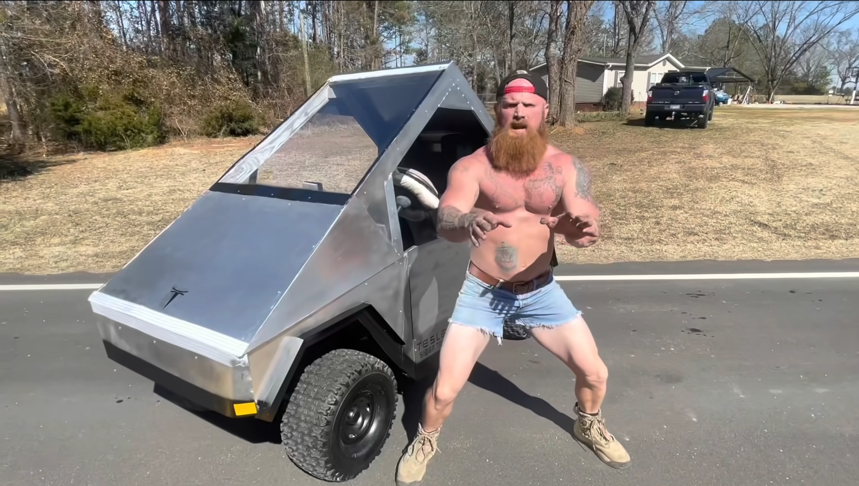 Маск би плакав: брутальний блогер створив крихітну версію Tesla Cybertruck