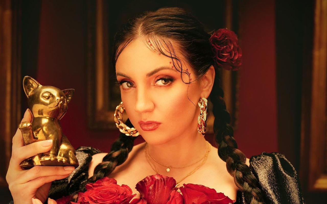 Оля Цибульська перевтілилася на інстациганку в кліпі на пісню PROSECCO