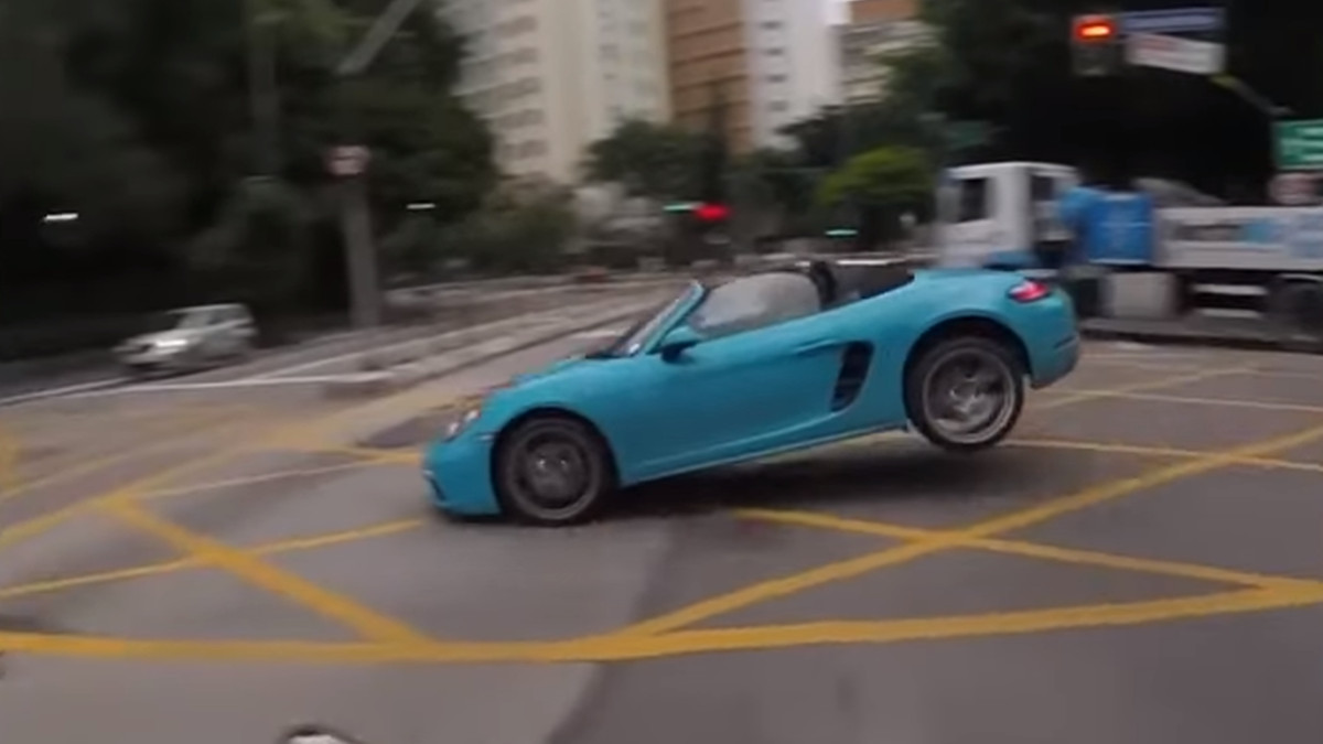 Дивіться, як Porsche Boxster буквально перелетів перехрестя: ефектне відео - фото 1
