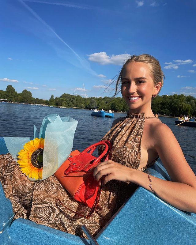 Дівчина тижня: фіналістка 'Міс Англія' Міллі Евератт, яка стала далекобійницею - фото 497764