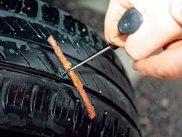 Що робити, якщо у дорозі проколи одразу два колеса, а запаска – одна: 3 варіанти ремонту - фото 497776