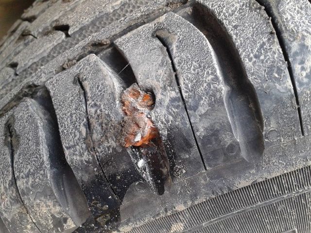 Що робити, якщо у дорозі проколи одразу два колеса, а запаска – одна: 3 варіанти ремонту - фото 497777