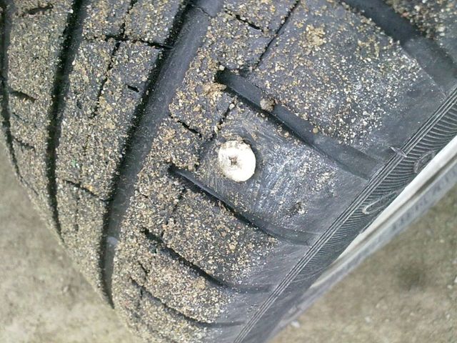 Що робити, якщо у дорозі проколи одразу два колеса, а запаска – одна: 3 варіанти ремонту - фото 497780