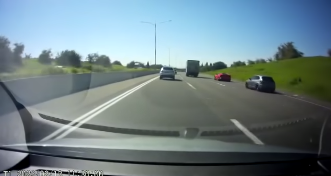 Перегони Ferrari 812 і Seat Cupra закінчилися аварією на жвавій трасі: епічне відео